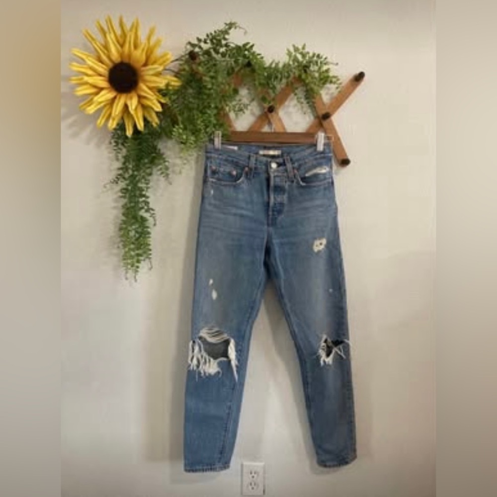 Levi’s Premium Wedgie Jeans Womens Size 25 High Rise Distressed